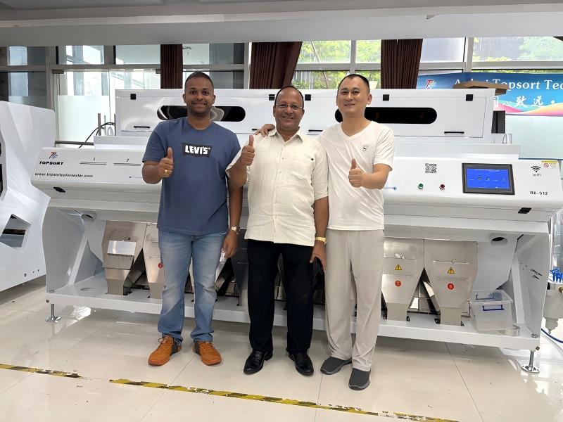 ยินดีต้อนรับลูกค้าต่างชาติเข้าเยี่ยมชมโรงงานคัดแยกสี TopSort เพื่อทดสอบการคัดแยกมะพร้าว