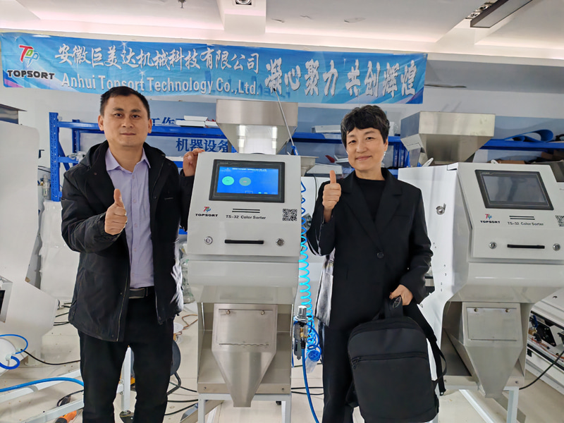 ยินดีต้อนรับลูกค้าชาวเกาหลีเข้าเยี่ยมชมโรงงานเพื่อทดสอบเครื่องคัดแยกสีงา